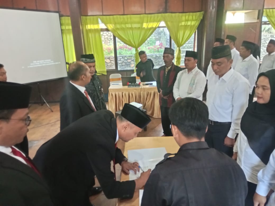 Bawaslu Kabupaten Tapanuli Selatan melantik 45 (empat puluh lima) anggota Panwaslu Kecamatan untuk Pemilihan tahun 2024 di Torsibohi Nauli Hotel, Sipirok, Sabtu (25/05/2024).